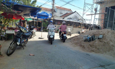 Sớm chấm dứt tình trạng lấn chiếm lòng lề đường họp chợ