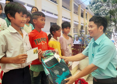 Để đường đến trường của học sinh miền núi bớt chông chênh