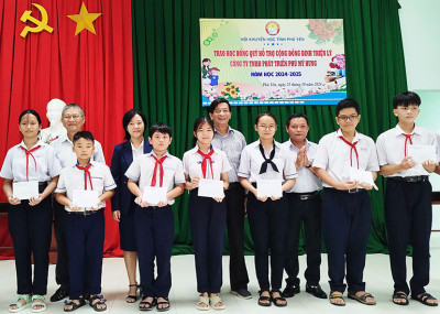 Đinh Thiện Lý tiếp sức học sinh đến trường