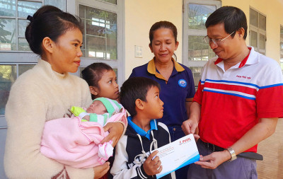 Mang yêu thương về với đồng bào Xuân Lãnh