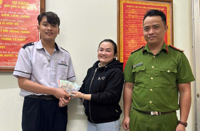 Học sinh Trường THPT chuyên Lương Văn Chánh trả lại gần 10 triệu đồng cho người đánh rơi
